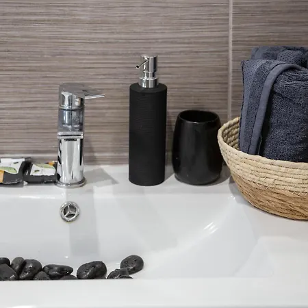 Lina's Luxury Loutráki